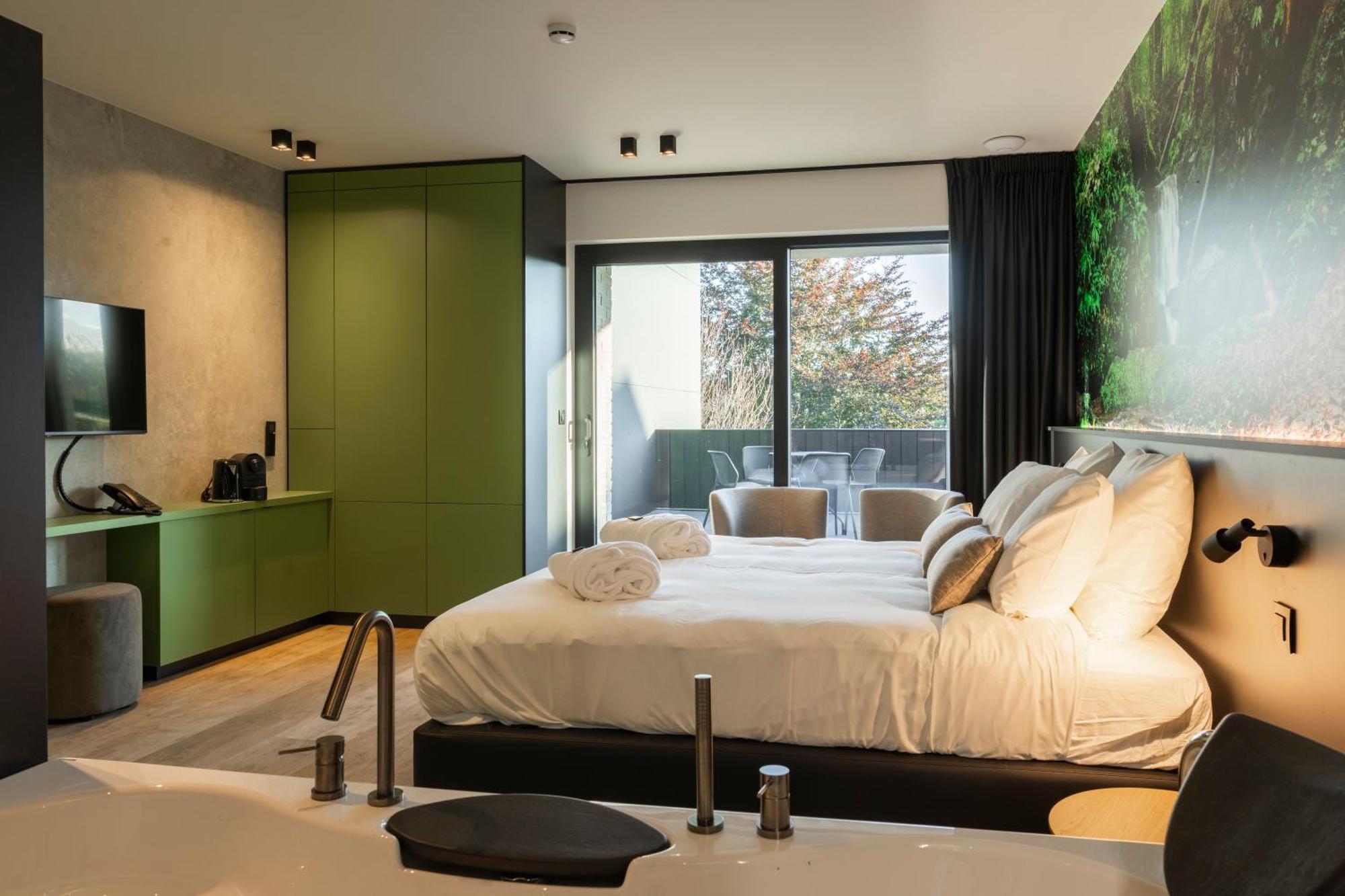 Cc Nomie Hotel Restaurant 디넝 외부 사진