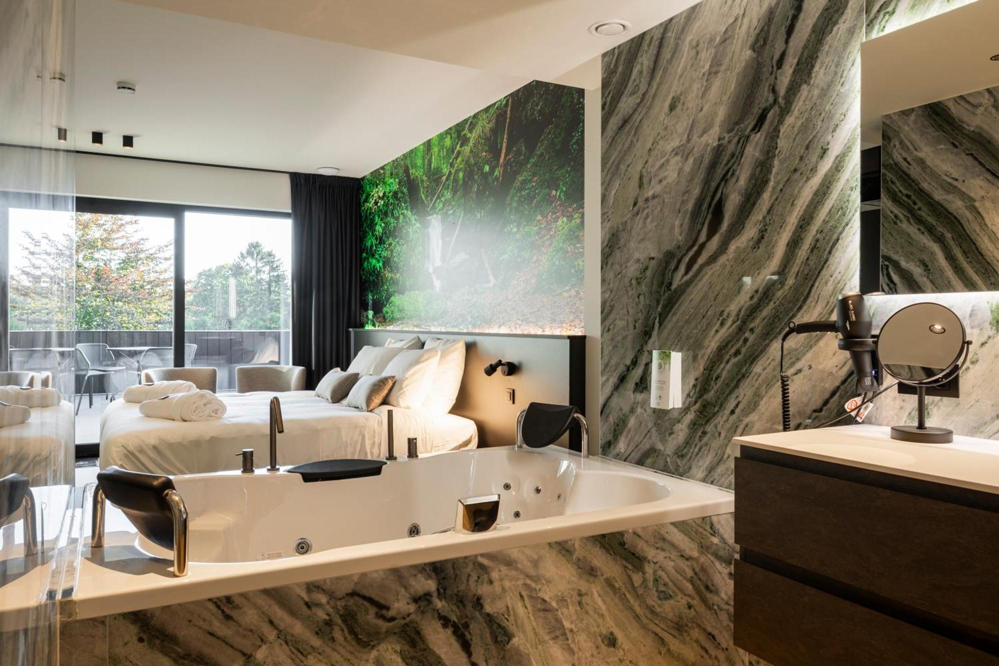 Cc Nomie Hotel Restaurant 디넝 외부 사진