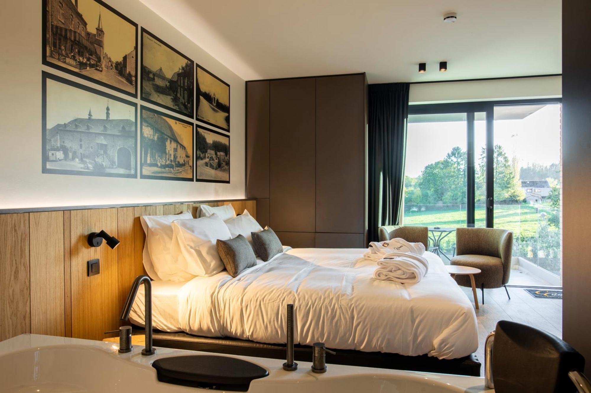 Cc Nomie Hotel Restaurant 디넝 외부 사진
