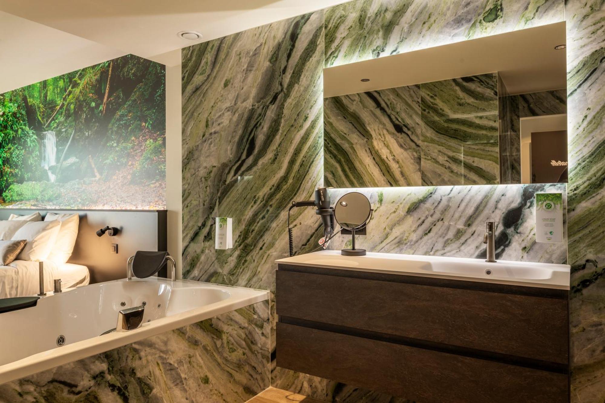 Cc Nomie Hotel Restaurant 디넝 외부 사진
