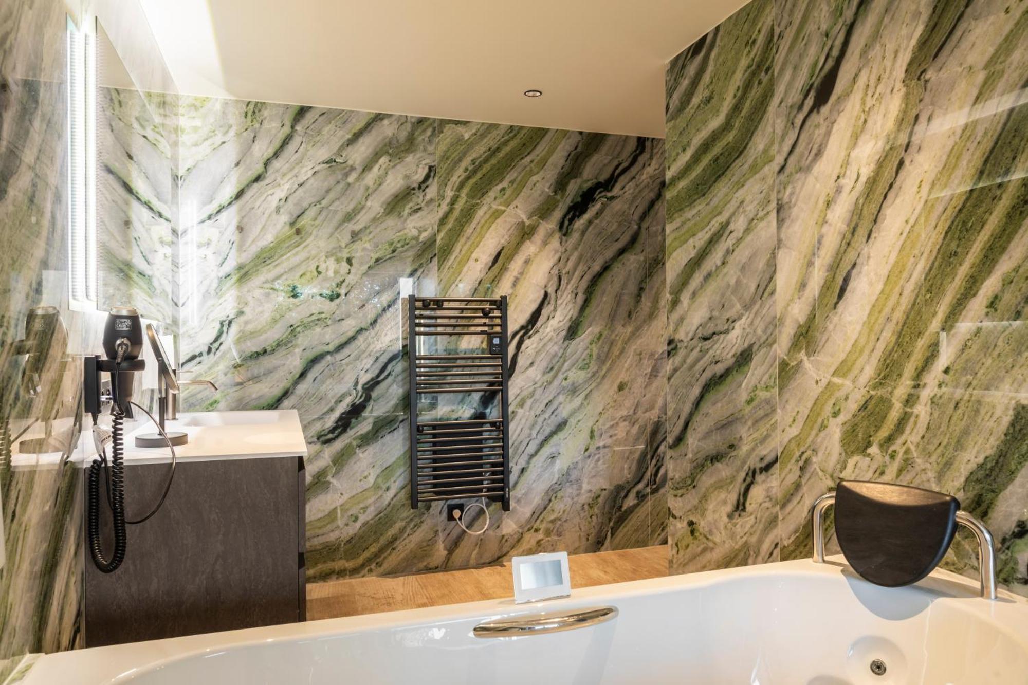 Cc Nomie Hotel Restaurant 디넝 외부 사진