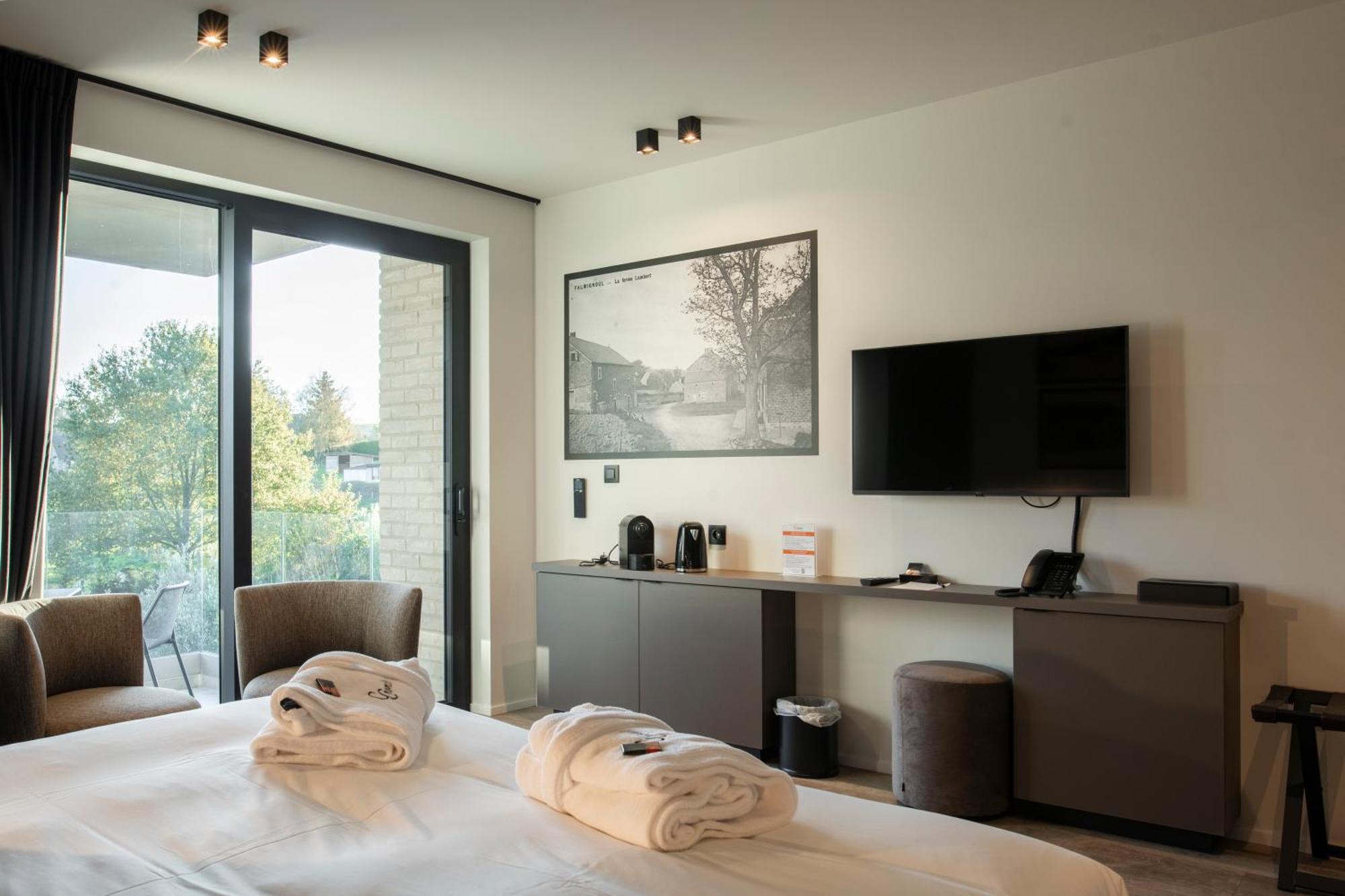 Cc Nomie Hotel Restaurant 디넝 외부 사진