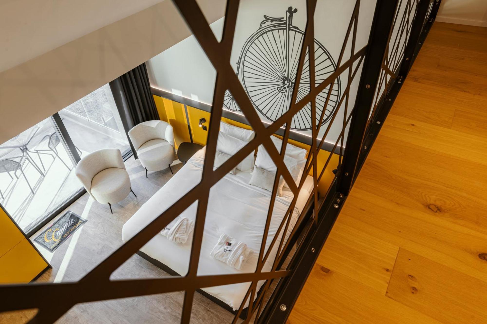 Cc Nomie Hotel Restaurant 디넝 외부 사진